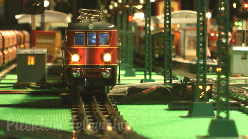 Trens de brinquedo e trens velhos pela Marklin, Lionel e Bing em uma maquete em escala O