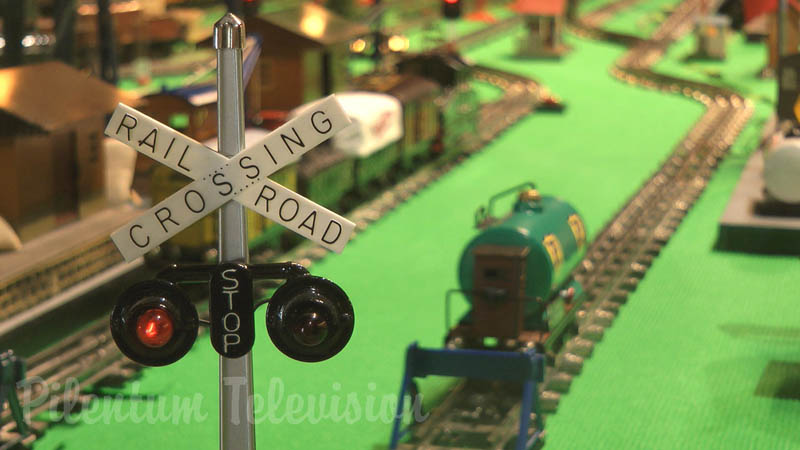 Trens de brinquedo e trens velhos pela Marklin, Lionel e Bing em uma maquete em escala O