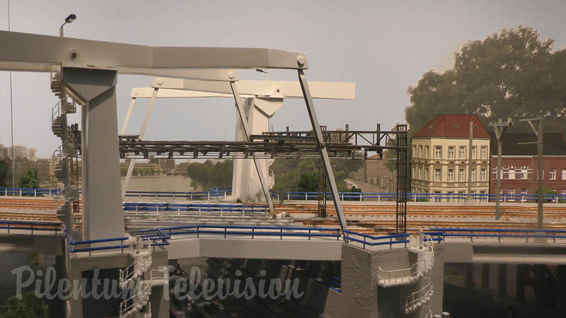 鉄道模型のための最も詳細な鉄道橋の一つ