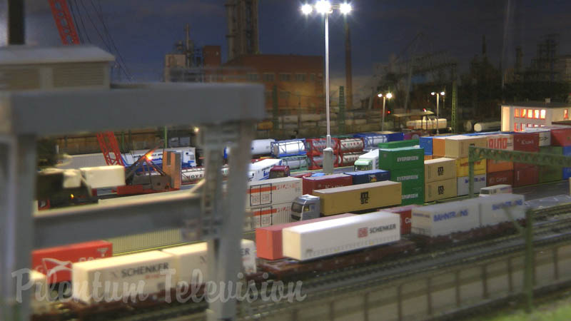 Modelljärnväg med en containerhamn eller containerterminal i skala Z