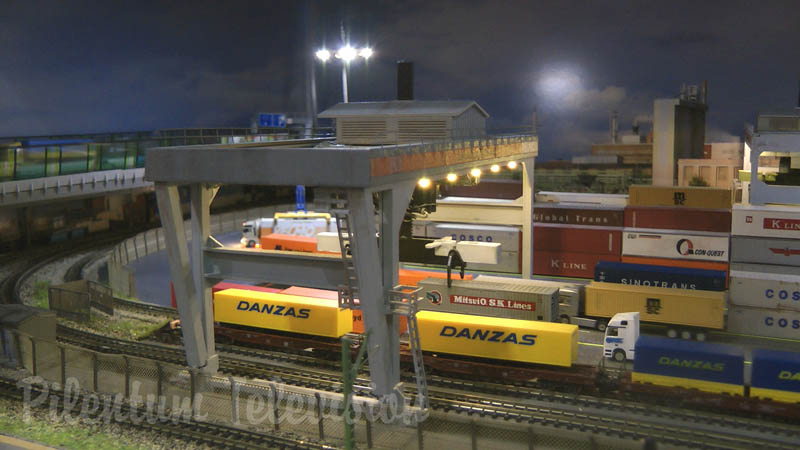 Modelljärnväg med en containerhamn eller containerterminal i skala Z