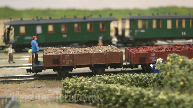 Chemin de fer à l’échelle TT avec des locomotives à vapeur de Poméranie construites à la main