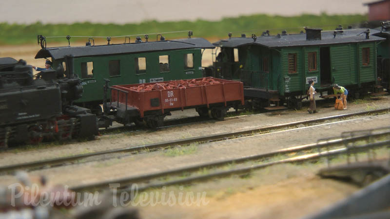 Chemin de fer à l’échelle TT avec des locomotives à vapeur de Poméranie construites à la main