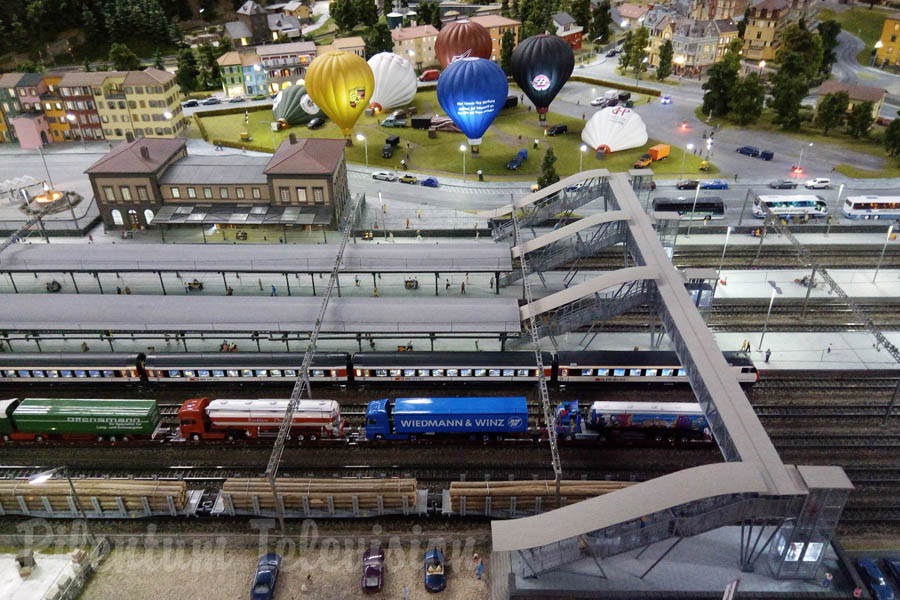 Viagem na cabine do trem no mundo em miniatura na maquete de ferreomodelismo Hans-Peter Porsche Traumwerk em escala HO