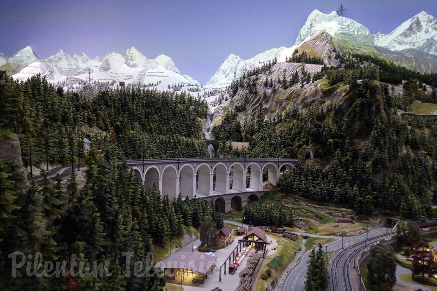 鉄道模型・前面展望・アルプスの美しい雪景色の中を走り抜けるメルクリン社の鉄道模型