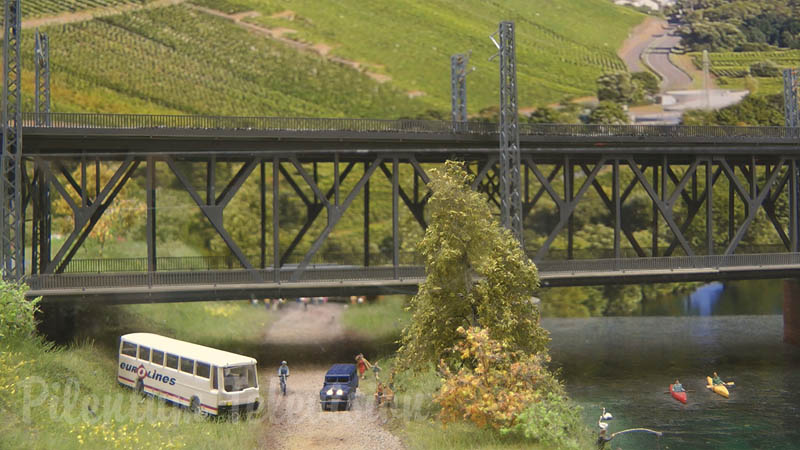 Modelspoor diorama met dubbeldeksweg- en spoorbrug voor modeltreinen in schaal Z