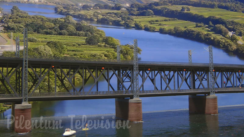 Superb Model Railroad Diorama: Double deck road and rail bridge for model trains in Z scale