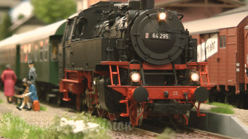 Plastico ferroviario modulare con locomotive a vapore tedesche e automotrici diesel