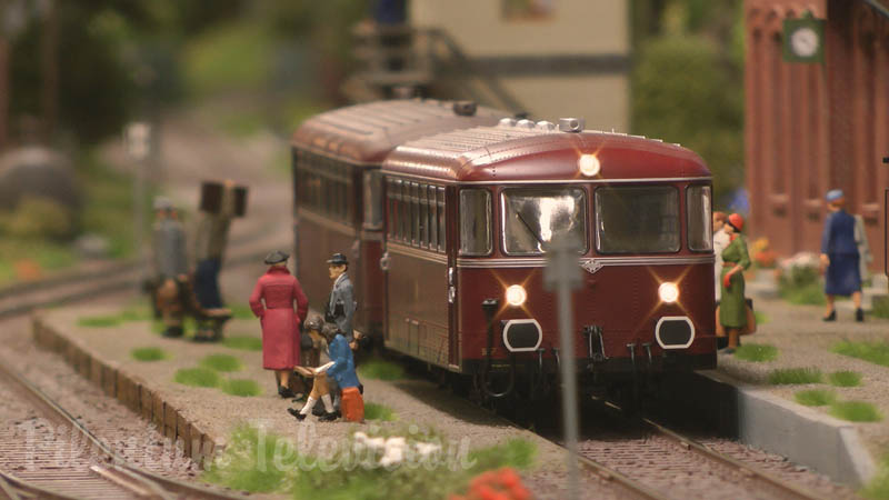 Maquete ferroviária com locomotivas a vapor alemãs e automotora ou automotriz