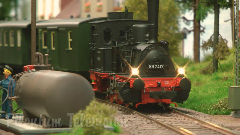 Maquete ferroviária com locomotivas a vapor alemãs e automotora ou automotriz