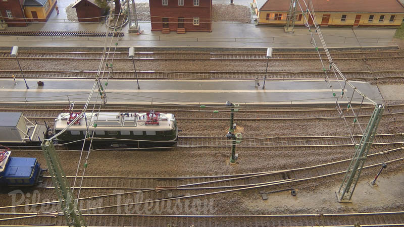 Professional Rail Transport Modeling with Push-Pull Trains and Helper Locomotives in HO Scale