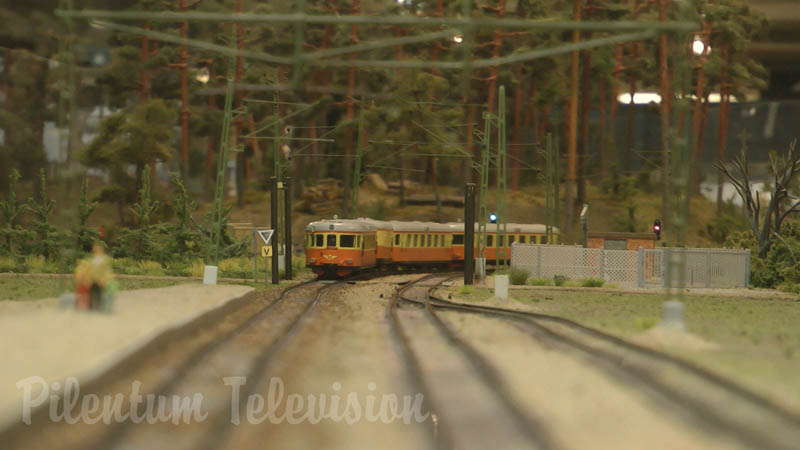 Film z kabiny maszynisty przez największą makieta kolejowa w Szwecji