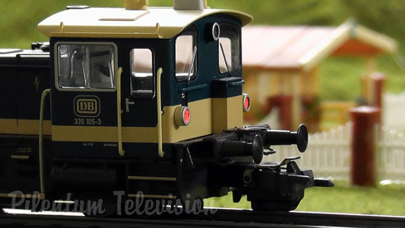Maqueta ferroviaria de Maerklin con locomotoras alemanas y trenes en miniatura en escala H0