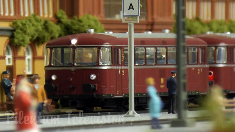 Modelljernbane av Maerklin med tyske lokomotiver og tog i skala H0