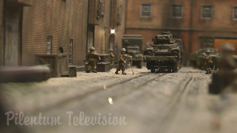 Ferrocarril militar, barcos y tanques: Diorama de la Segunda Guerra Mundial