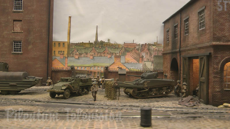 Ferrovia militar, barcos e tanques: Diorama da Segunda Guerra Mundial