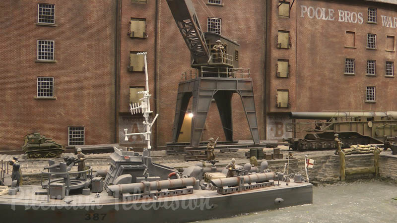 Ferrovia militare, barche e carri armati: Diorama della Seconda Guerra Mondiale