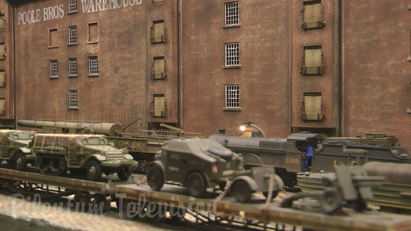 Ferrovia militar, barcos e tanques: Diorama da Segunda Guerra Mundial