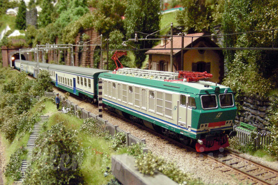 Treni italiani quasi realistici sul plastico “Vallecasanuova” costruito in scala H0 da Carlo Viganò: Certamente uno dei più meravigliosi plastici ferroviari d’Italia
