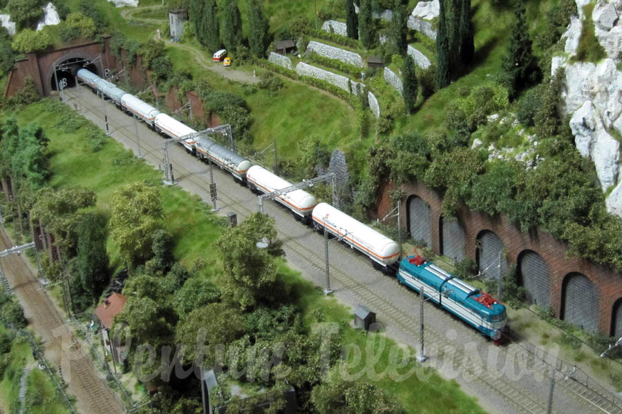 Treni italiani quasi realistici sul plastico “Vallecasanuova” costruito in scala H0 da Carlo Viganò: Certamente uno dei più meravigliosi plastici ferroviari d’Italia