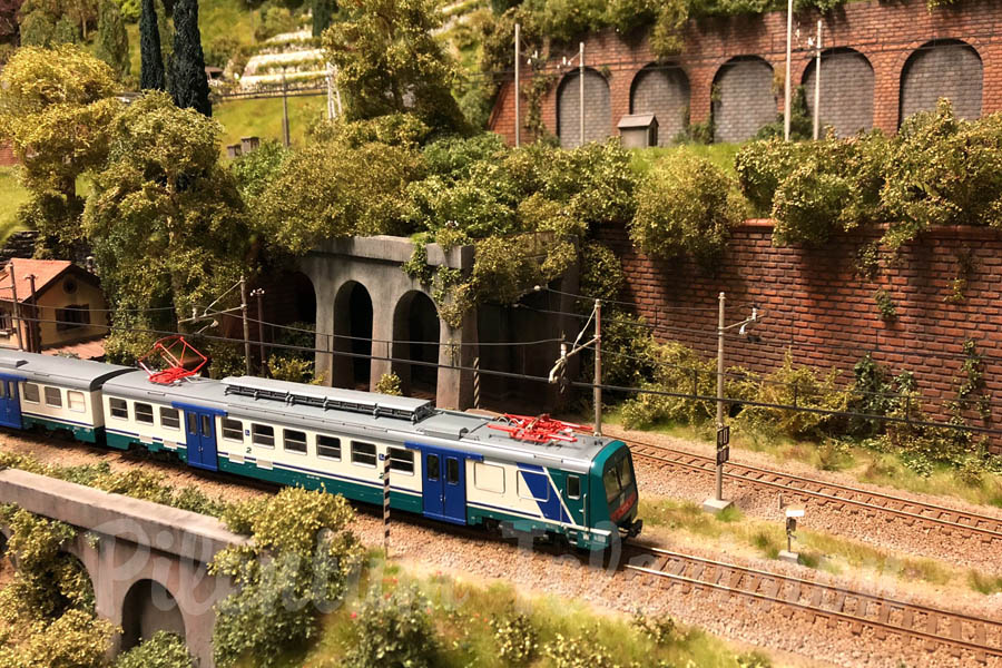 イタリアの機関車と列車： 鉄道模型レイアウト「Plastico Ferroviario Vallecasanuova」
