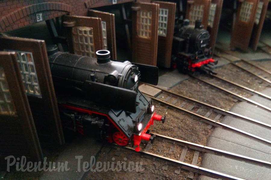 Trenes en movimiento en una maqueta ferroviaria en escala TT con locomotoras a vapor