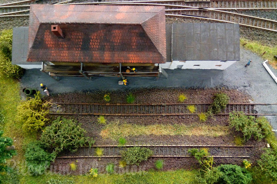 Trenes en movimiento en una maqueta ferroviaria en escala TT con locomotoras a vapor