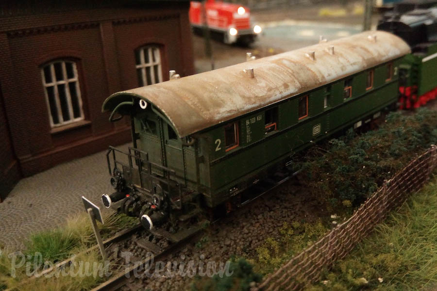 Trens miniaturas em uma maquete ferroviaria em escala TT com locomotivas a vapor