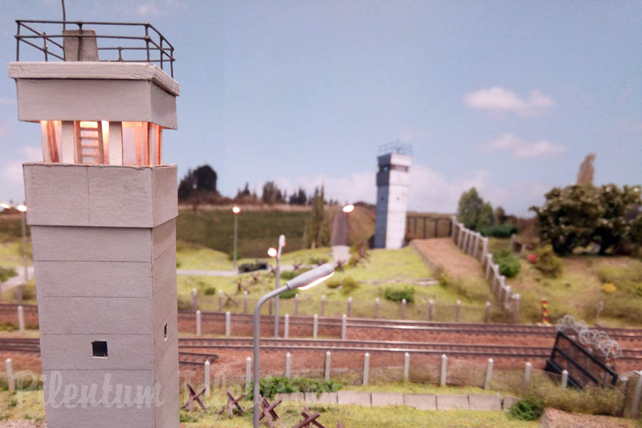 Trenes en movimiento en una maqueta ferroviaria en escala TT con locomotoras a vapor