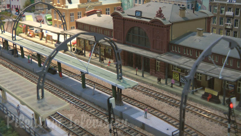 Maqueta ferroviaria y trenes en miniatura en escala N