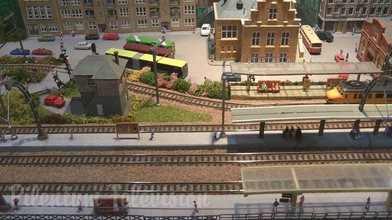 Maqueta ferroviaria y trenes en miniatura en escala N