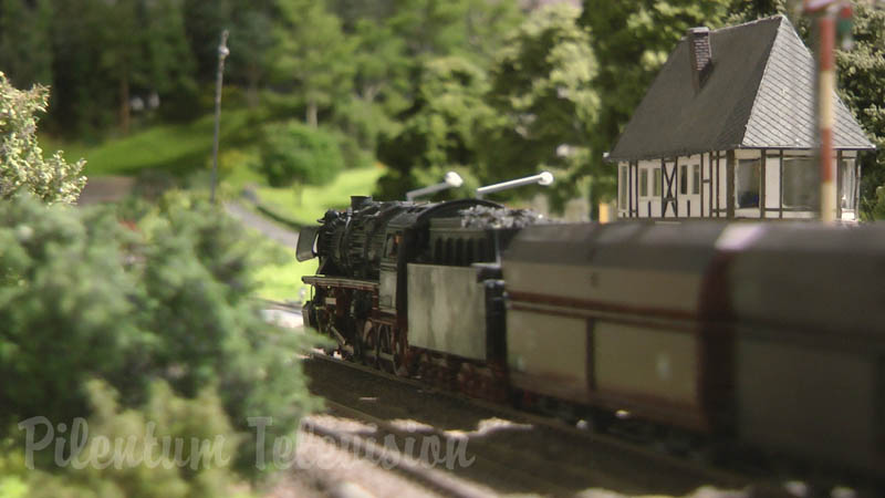 Locomotora a vapor en una maqueta de trenes en escala H0