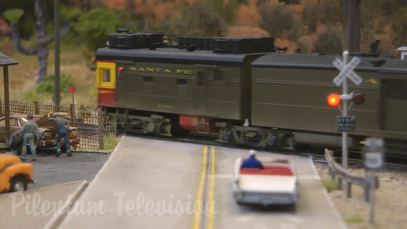 Chemin de fer Santa Fe: Réseau à l’échelle H0 avec des locomotives à vapeur et de locomotives diesel