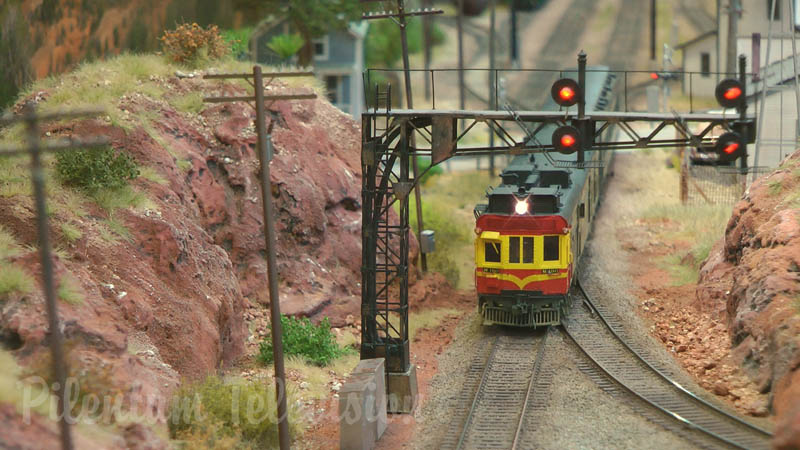 Maquete ferroviaria: Santa Fe Railway com locomotivas a vapor e locomotivas a diesel