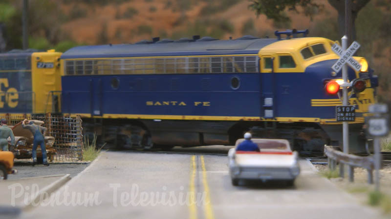 Maquete ferroviaria: Santa Fe Railway com locomotivas a vapor e locomotivas a diesel