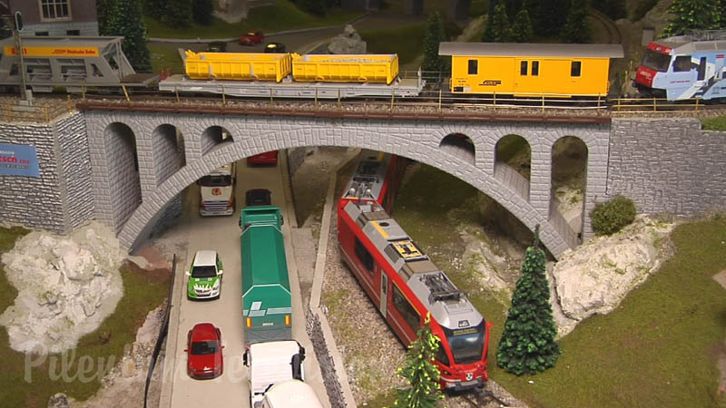 Maqueta ferroviaria de Suiza: Trenes en miniatura del famoso tren turístico Glacier Express