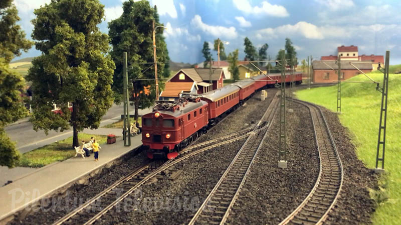 Maquete de trens na Suécia com locomotivas a vapor e carrinhos de controle remoto