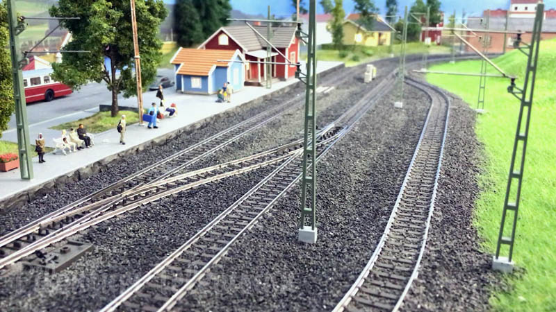 Märklin Modelljärnväg med tågen och radiostyrda bilar byggd av Rickard Arvius i Sverige