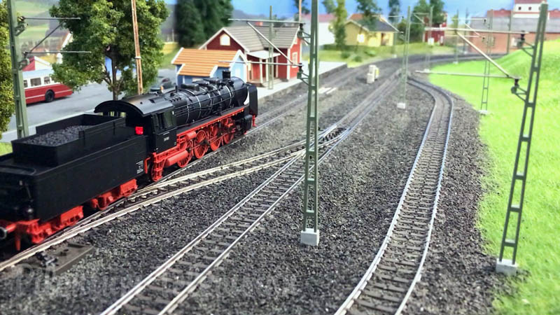 Modellismo ferroviario in Svezia con automobili radiocomandati e locomotive a vapore