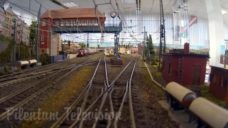 Spoorwegverkeer in spoor H0: Betreden van een locomotiefloods (depot) op de modelspoorbaan