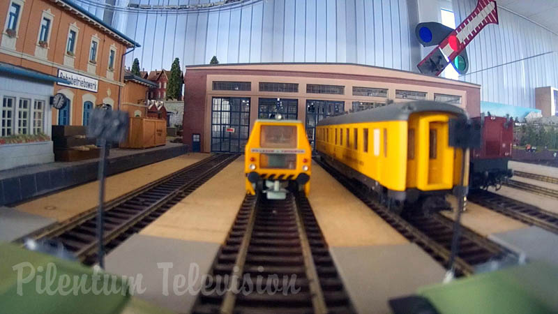 Spoorwegverkeer in spoor H0: Betreden van een locomotiefloods (depot) op de modelspoorbaan