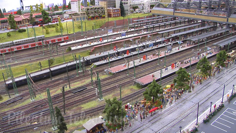 Miniatur Wunderland रेल परिवहन मॉडलिंग - दुनिया का सबसे बड़ा मॉडल रेलवे - गाड़ियों और इंजन