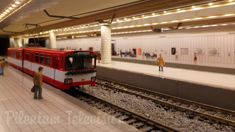 Maquete de uma estação de metrô com trens de transporte público em escala HO