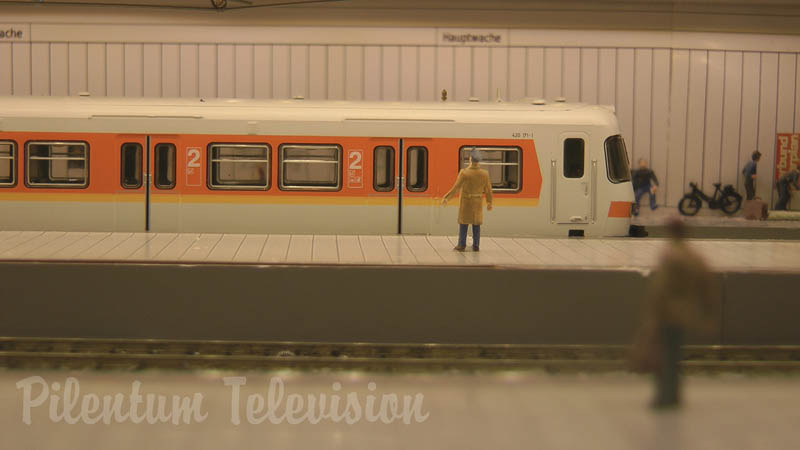 Modelljärnväg eller miniatyrmodell av en tunnelbanestation med lokaltåg i skala HO