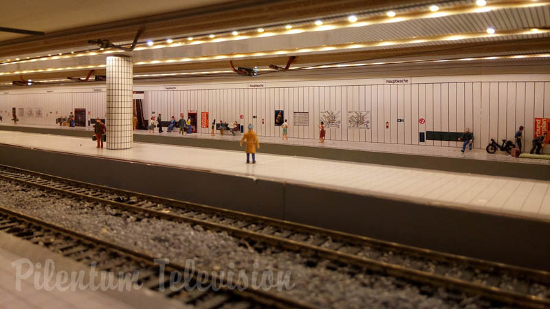 Maqueta de una estación de metro con trenes de tránsito rápido en escala HO