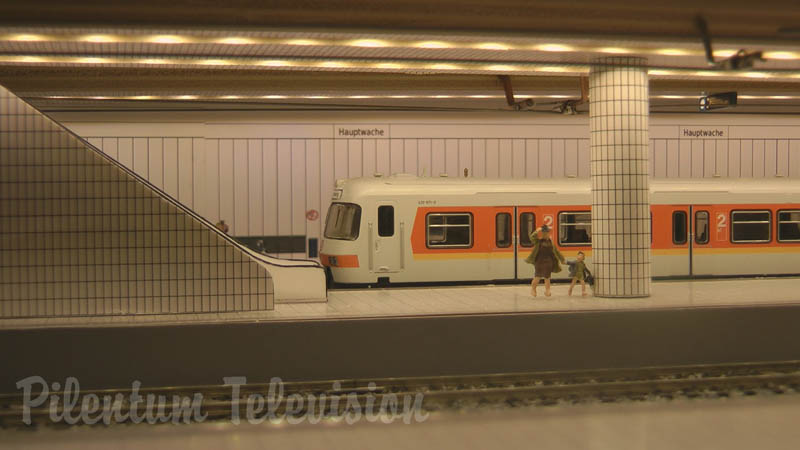 Schaalmodel van een metrostation met ondergrondse of stadsspoorweg of sneltreinen in schaal HO