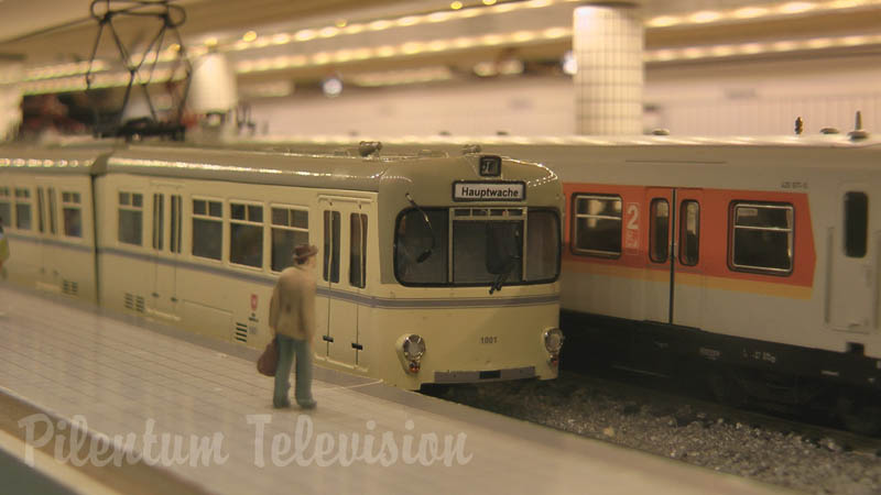 Makieta kolejowa: Miniaturowy model stacji metra z pociągami w skali HO