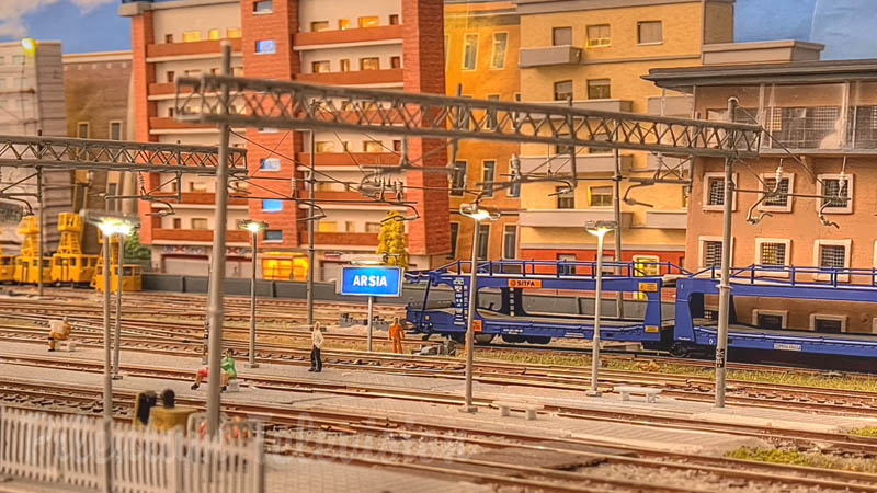 Ferreomodelismo: Maquete de trem com trens italianos de alta velocidade em escala HO