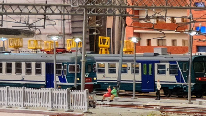 Ferreomodelismo: Maquete de trem com trens italianos de alta velocidade em escala HO