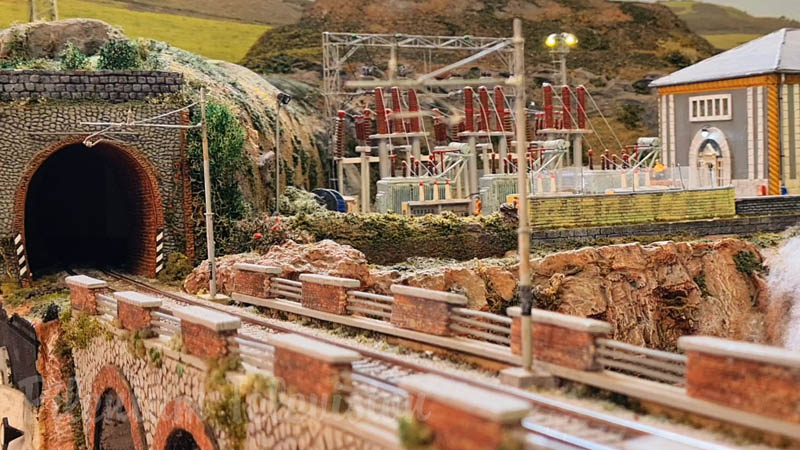 Model Railway Layout with Italian High Speed Trains (Treni in Transito: Plastico HO Trenitalia)